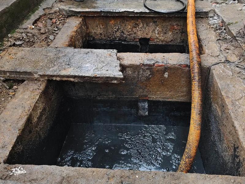 盛和家园清理化粪池